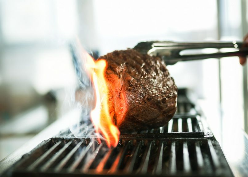 「ゆいまーる牧場」直送の石垣牛を炭火で豪快に焼き上げる