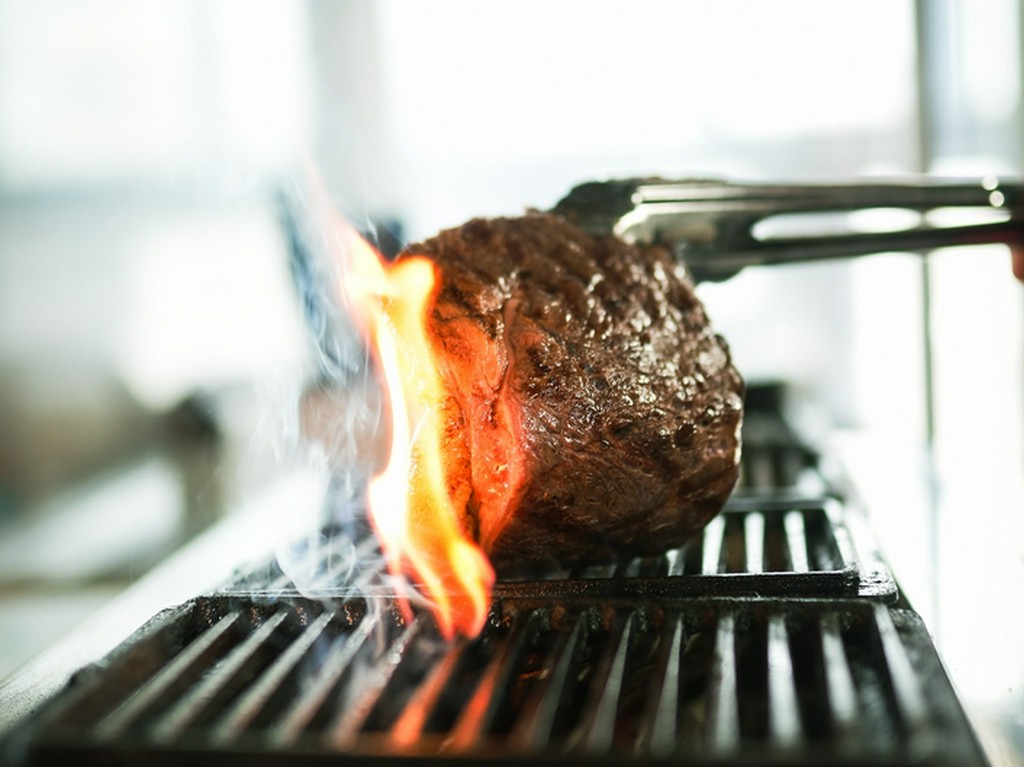 「ゆいまーる牧場」直送の石垣牛を炭火で豪快に焼き上げる