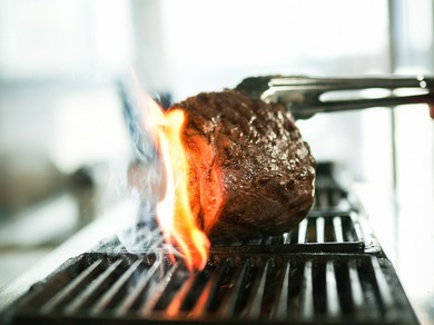 「ゆいまーる牧場」直送の石垣牛を炭火で豪快に焼き上げる