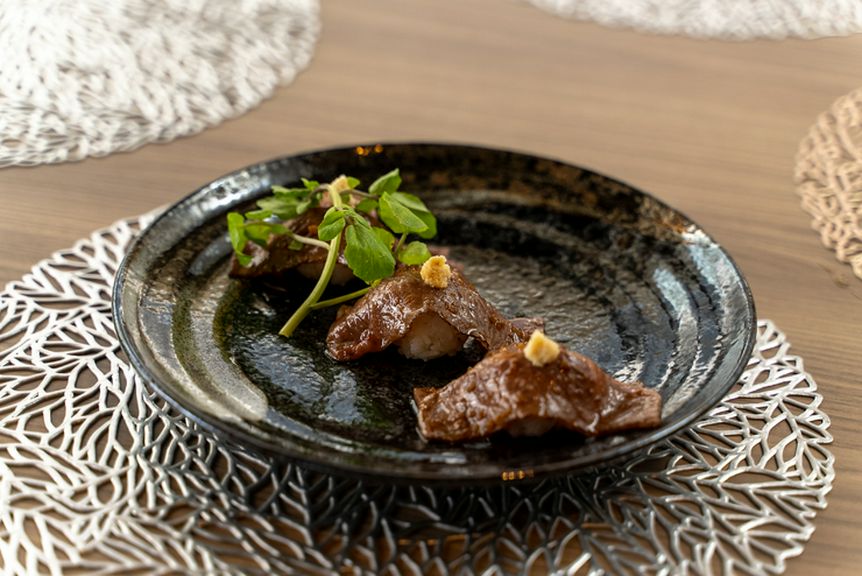 とろけるような肉の旨みが広がる『和牛特選霜降あぶり鮨』