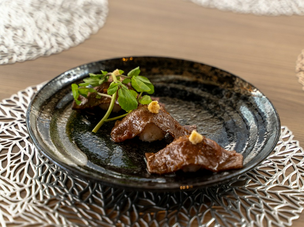 とろけるような肉の旨みが広がる『和牛特選霜降あぶり鮨』