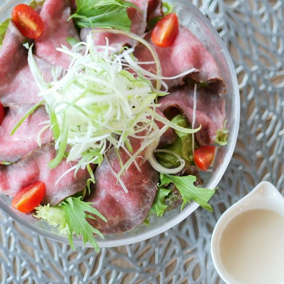 和牛ローストビーフのサラダ 自家製レフォールドレッシング