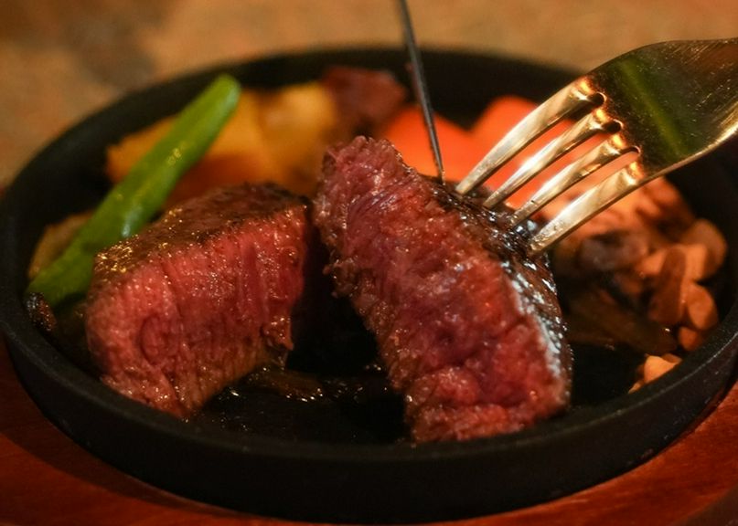 ゆいまーる牧場直送！贅沢な肉の旨みを楽しむ『石垣牛炭火焼ステーキ』