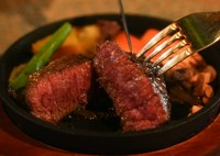 ゆいまーる牧場直送!贅沢な肉の旨みを楽しむ『石垣牛炭火焼ステーキ』