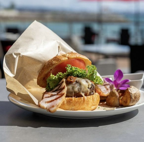 食べごたえ抜群!『和牛100% グリルベーコンチーズバーガー』