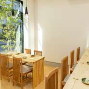 ゆったりと広めの店内は、窓から自然光が差し込む明るい空間。中央区大名に、2023年8月オープンした【笑いのえびす】は、従来の和食店のイメージを覆す、明るく楽しい雰囲気も魅力のお店です。
