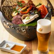 市場直送の旬食材は、揚げもの、焼きもの、刺身など、好みの調理法でオーダー可能。季節の移ろいを感じさせる盛り付けも素敵です。確かな技術に裏打ちされた、驚きのある料理で、食通のあの人も大満足に。