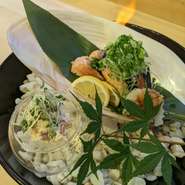 刺身用のお魚をレアの塩焼きに致します。
そのまま頂くか、サラダ風にすることも可能です。
サラダ風の時はゴマダレ・ドレッシング・ぽん酢の中からお好みのタレが選べます。