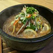 サクッと揚げた鶏の唐揚げを生レモンと野菜ともに、熱々の石焼き鍋で提供。時間が経つにつれて特製だれで煮込まり、とろっと餡かけ風に仕上がります。最後は唐揚げと生レモンをたれとよく絡めて召し上がれ。
