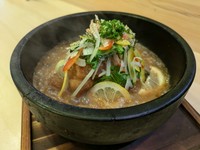サクッと揚げた鶏の唐揚げを生レモンと野菜ともに、熱々の石焼き鍋で提供。時間が経つにつれて特製だれで煮込まり、とろっと餡かけ風に仕上がります。最後は唐揚げと生レモンをたれとよく絡めて召し上がれ。