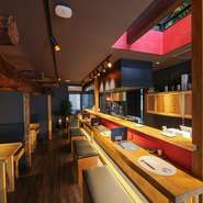 店内は和をモチーフに、オシャレで落ち着いた雰囲気に統一されています。温もりを感じさせる杉材のカウンターに、天然の木材も多く取り入れたモダンな空間は、利用シーンを限定させません。