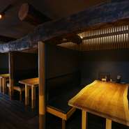 1階テーブル席は半個室仕様。プライベートな場面でも気兼ねなく利用できそうです。4～6名で利用可能なため、家族連れや友人同士などグループでものびのび食事が楽しめます。