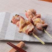 メイン食材には福島県伊達市で飼育されたブランド鶏「伊達鶏」を使用。筋肉質な鶏のため身は厚く、ジューシーさとコク・旨みが凝縮されています。丸鶏から捌いた新鮮な鶏を、贅沢に串焼きで楽しめます。