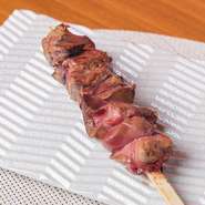 通常のレバーより脂肪分を多く蓄えた白レバー。レバー特有のクサみを感じさせず、フォアグラのような濃密さと食感が特徴。シンプルに火を入れただけでも、その違いを実感できます。