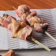 しっかりとした旨み、ジューシーさが魅力の「伊達鶏」。肉厚で、皮目もパリッと香ばしい『かしわ』は、「伊達鶏」のおいしさが凝縮されたオススメの一本です。
