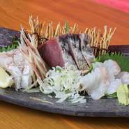 内陸部・草津でも新鮮なものを楽しんでほしい。豊洲より届けられる新鮮な朝締めの魚より、オススメ3品を盛り合わせ。内容は日によって異なるため、今日が何を食べられるのだろう？と期待するのも楽しい逸品です。