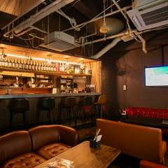 お一人様も歓迎。オシャレで落ち着いた雰囲気の店内