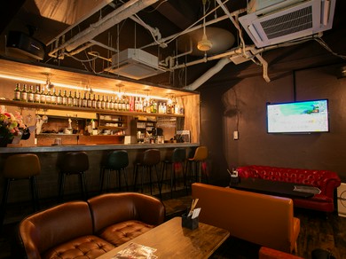 お一人様も歓迎。オシャレで落ち着いた雰囲気の店内