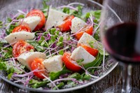 イタリア直輸入の水牛モッツァレラを使ったカプレーゼは、料理人のイチオシメニュー。入荷の関係で限られたタイミングしか提供できないものの、入荷時はぜひオーダー頂きたい逸品です。