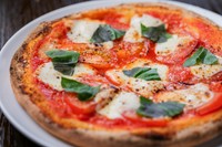 香り豊かなトマト＆バジルに、濃厚チーズの王道の組み合わせ。客層を問わず支持される定番ピッツアです。