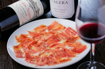 一杯目もしっかり楽しませる『削りたての生ハム』