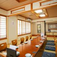 店の2階には、個室を用意。扉の奥には温かく、落ち着いた空間が広がります。気心知れた友人同士の普段の飲み会から歓送迎会、忘新年会など利用シーンにあわせて利用できます。