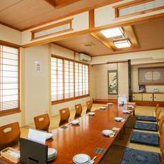 扉の奥には温かく、落ち着いた空間。店舗2階には個室を用意