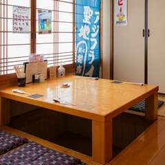 和やかに談笑しながら、旬の味覚を堪能。掘りごたつ式の座敷席