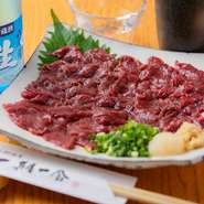 地元で水揚げされた旬の魚介類のほか、産地直送の馬刺しなど、店主のこだわりの目利きで厳選された食材の数々。その日一番良いものだけを仕入れて提供しています。