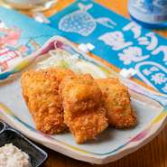 大あじ、もしくは中あじを一度ねかせて、脂をまわし肉厚の切身で提供。生とドライ両方のパン粉を混ぜることで、サクサクしっとりが抜群の塩梅に。地元が誇る聖地ならではの逸品です。自家製タルタルで召し上がれ。