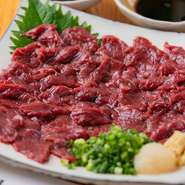 馬肉のおいしさが一番よくわかるのが赤身。その赤身のみを味わえる一皿です。熊本から届く、新鮮な厳選馬肉を使った逸品。圧巻のおいしさを堪能あれ。
