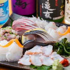 見た目も華やか、その時期最もおいしい旬の鮮魚を味わえる盛り合わせ『お造り各種』