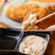 店のある松浦市は「アジフライの聖地」を宣言し、市をあげて取り組んでいます。刺身で食べられるほどの、新鮮な鯵を使った一品は、ふっくら肉厚でフワフワ、サクサク。臭みがなくジューシーな味わいを楽しめます。