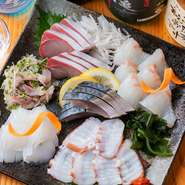 長崎県松浦市は、国内有数の鯵と鯖の水揚げ量を誇る場所。水揚げされたばかりの鮮度バツグンの魚介類を使用し、日本酒や焼酎に合う逸品を提供しています。