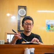 入りやすく、そして過ごしやすい。そんなアットホームな雰囲気づくりに力を入れています。カウンター席では、店主と気兼ねなく会話を楽しめるのも魅力のひとつです。