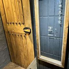 扉を開けると、食事の時間をゆっくりと楽しめる、大人の隠れ家