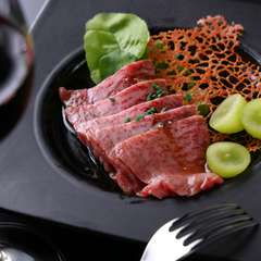 シェフ渾身の一品。霜降りの入った脂のほどよい甘みと、旬の果実の共演『イチボと旬の果実のマリアージュ』