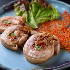 鶏肉に巻かれた旬の果実のおいしさを。ワインのお供にピッタリの一品『鶏肉のバロティーヌ』