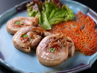 鶏肉に巻かれた旬の果実のおいしさを。ワインのお供にピッタリの一品『鶏肉のバロティーヌ』