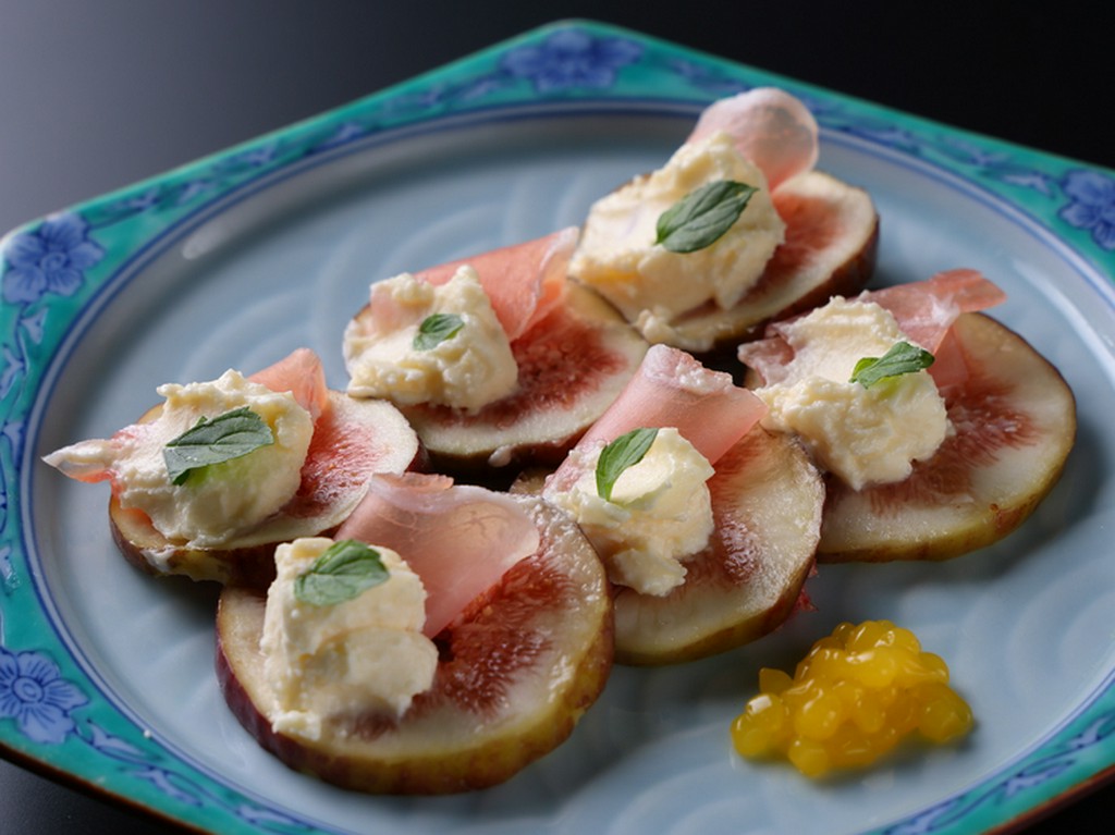 優しい風味と濃厚なコク。豊かな創造性とSNS映えする華やかさ『いちじくと生ハムのマスカルポーネ』