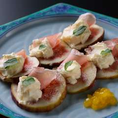 優しい風味と濃厚なコク。豊かな創造性とSNS映えする華やかさ『いちじくと生ハムのマスカルポーネ』