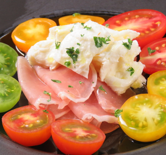 旬の果物を、厳選された肉と新鮮な旬魚と共に味わえる店