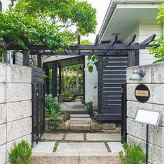 小町通りからすぐ、住宅街に佇む隠れ家一軒家レストラン