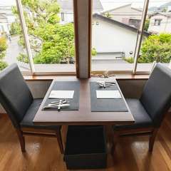 2階フロアにある古都・鎌倉の街並みを見下ろす席はデートに最適