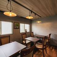 一軒家スタイルを活かし、1階に設けられたテーブル席は、個室として使用することも可能。大切な人との会食や、多世代ファミリーでのお祝いの食事など、幅広いシーンにプライベート感覚で利用できます。