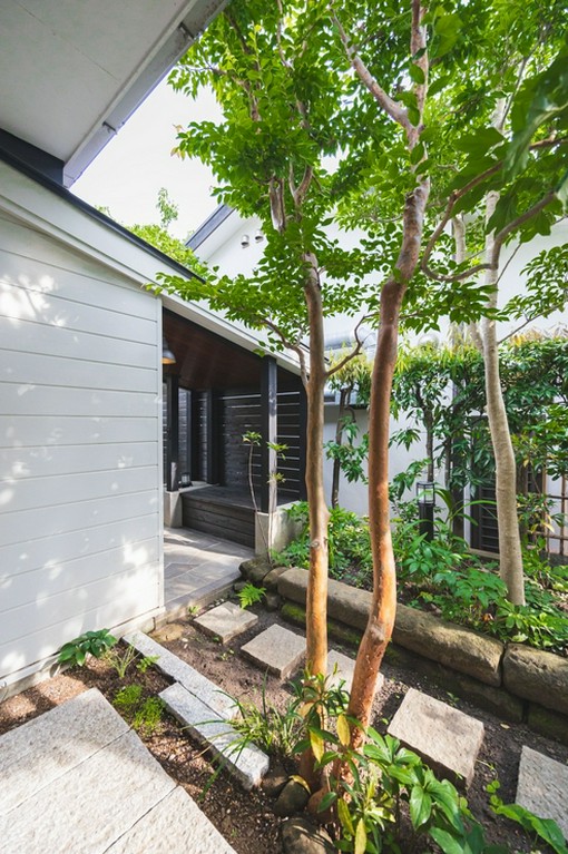 一軒家レストランならではのガーデンは、夜にはライトアップも