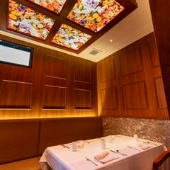 プライベートを尊重し、多数の半個室を有する店内