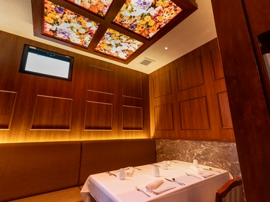 プライベートを尊重し、多数の半個室を有する店内