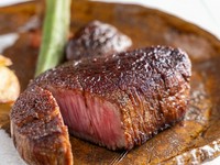 指定牧場から仕入れた黒毛和牛をシンプルに活かした逸品。毎日主人が必ず試食をし、自信を持ってオススメできるクオリティのお肉だけを取り扱っています。
