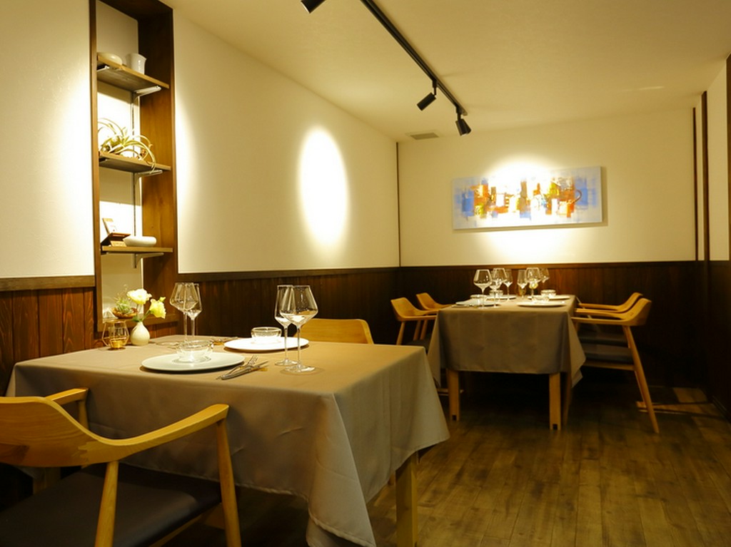 周囲の談笑、食器の触れ合う微かな音が心地よい